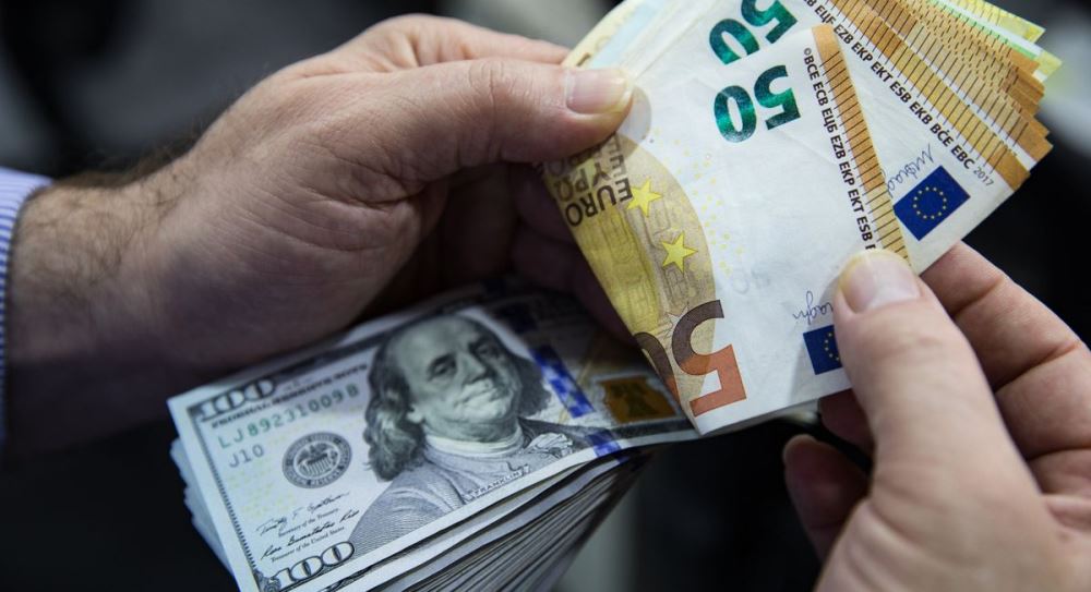 Euro bie serish poshte 107 lekeve, Dollari prek vleren me te ulet ne 12 vjet